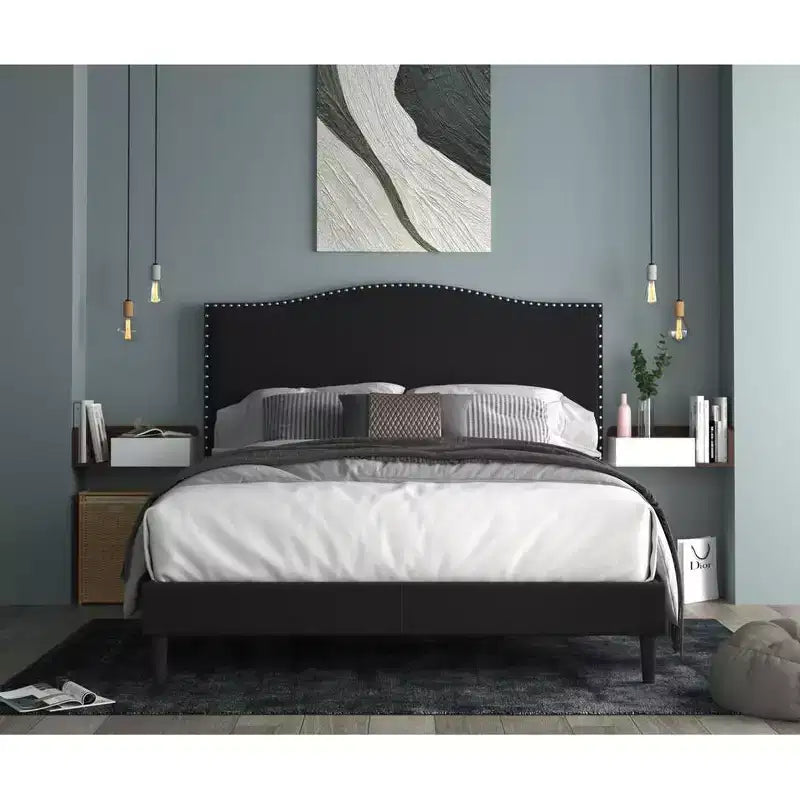 Lit plateforme tapissé en lin avec garniture cloutée Manuel Home Design