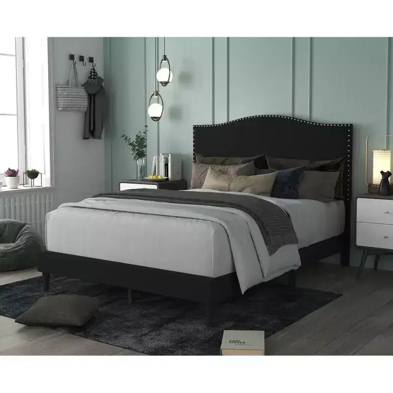 Lit plateforme tapissé en lin avec garniture cloutée Manuel Home Design